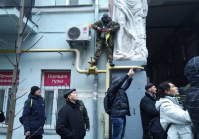 Біля будинку Саакашвілі чоловік погрожував спалити себе та декількох правоохоронців, - ВІДЕО