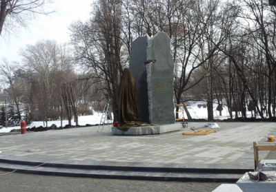 В Киеве Кличко открыл памятник поэтессе Телиге стоимости 8 млн грн