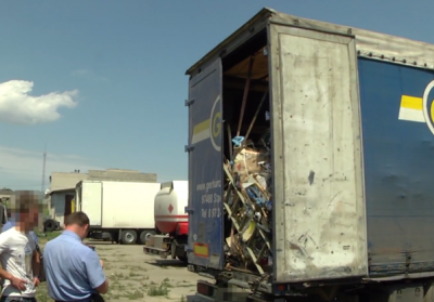У Черкасах затримали вантажівку з львівським сміттям

