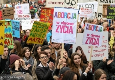 Тысячи поляков протестовали против запрета абортов