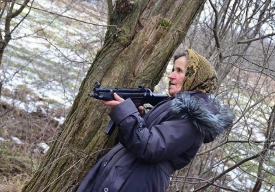 На Львовщине из пулеметов учатся стрелять даже бабушки, - фото