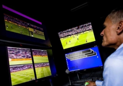 Футбольні судді зможуть використовувати відеоповтор під час матчу
