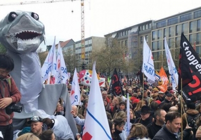 В Германии 30 тыс человек протестуют против ЗСТ между ЕС и США