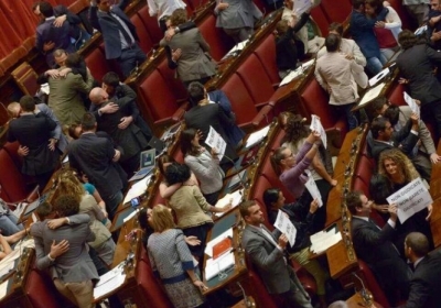 Щоб захистити геїв і лесбійок, італійські депутати цілуються в парламенті (фото, відео)