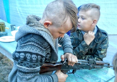 Загартовування патріотизмом: в таборі на Хмельниччині дітей вчать, як поводитись зі зброєю