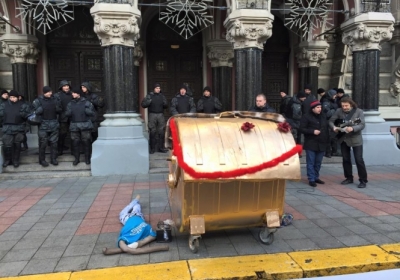 Активисты протестуют под Нацбанком: принесли Гонтаревой 