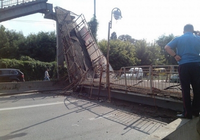 У Києві вантажівка знесла пішохідний міст, - фото