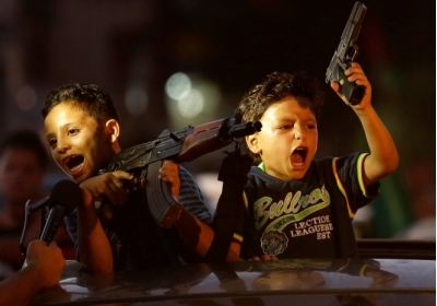 Сектор Гази, 26 серпня 2014 року. У Секторі Гази діти тримають зброю під час святкування перемир