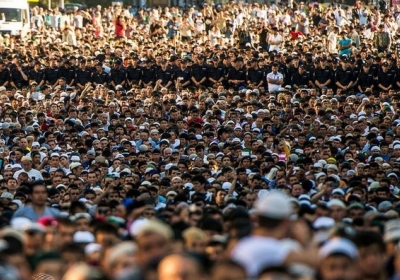 Росія, Москва, 28 липня 2014 року. Російські мусульмани здійснюють намаз перед головною мечеттю у Москві у свято Ід-аль-фітр, або Ураза-байрам, яке завершує священний місяць Рамадан. Фото: АFР