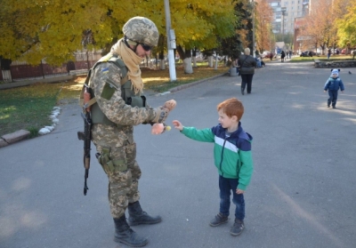 Українські бійці роздають іграшки дітям у Слов'янську, - фото