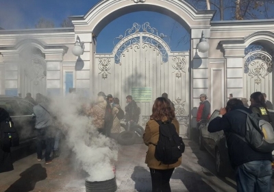После пикета возле АП Автомайдановцы поехали жечь шины под домом Порошенко - фото