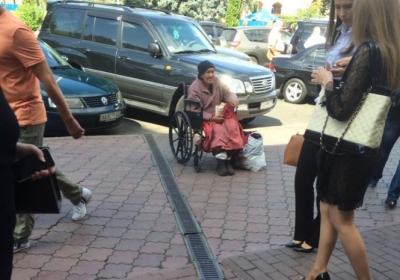 В Киеве бабушка-инвалид просила купить ей есть за ее же деньги. Никто не откликнулся