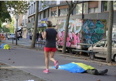 В Парижі художники в синьо-жовтих прапорах влаштували 