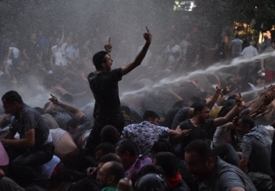 Водомети проти сидячого протесту: як у Єревані розігнали протестувальників