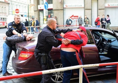 В Праге русскоязычные товарищи помахали с авто газовым пистолетом и попали в милицию, - фото