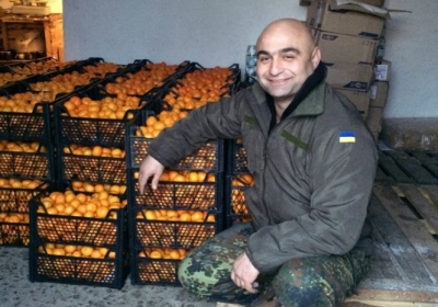 Волонтеры под Новый Год привезли солдатам горы мандаринов, ананасов и шоколада
