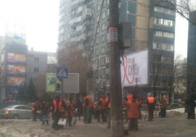 В Днепропетровске Порошенко встречают как Януковича: на дорогах коммунальщики и люди с вышитыми полотенцами