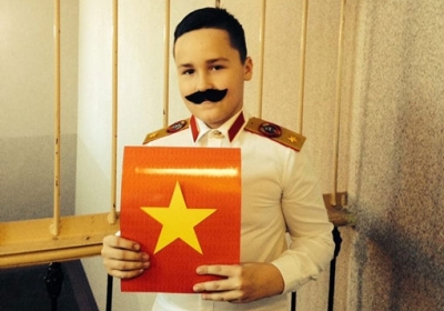 В России школьника одели в костюм Сталина на рождественское представление, - фото