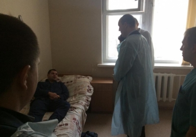 Парубий навестил в больнице раненого милиционера, который спас его от второй гранаты