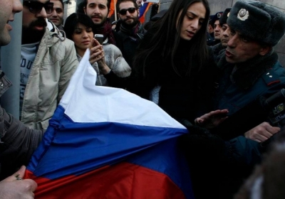В Ереване митингующие под посольством России скандируют 