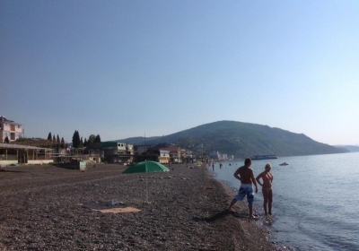 В Крыму в разгар курортного сезона пляжи пустые, - фото