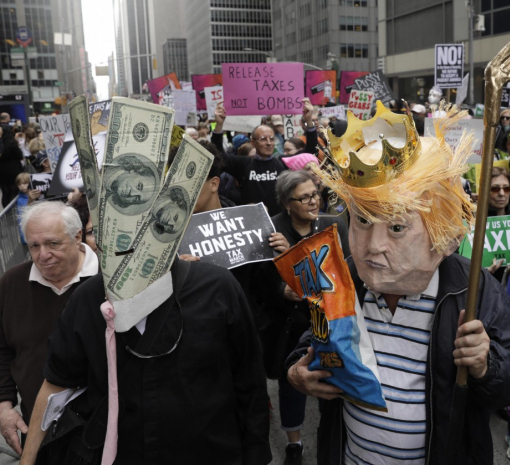 В США люди вышли на митинги с требованием опубликовать налоговую декларацию Трампа - ФОТО