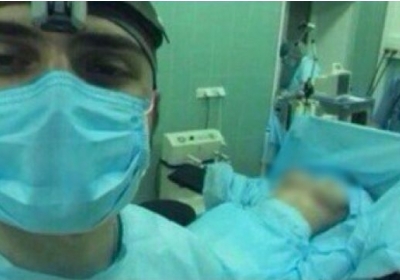 Російський хірург публікував селфі з голою пацієнткою на хірургічному столі