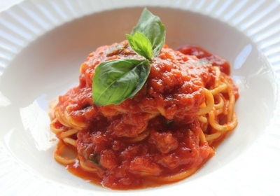 Спагетті в томатному соусі із часником та базиліком