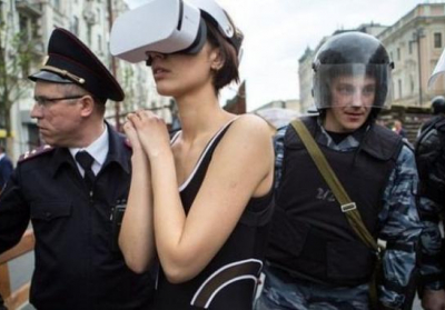В Москве задержали художницу за прогулку в хайтек-очках