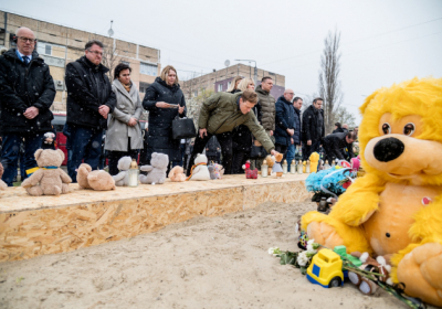 Іноземні дипломати вшанували пам'ять загиблих дітей у Кривому Розі
