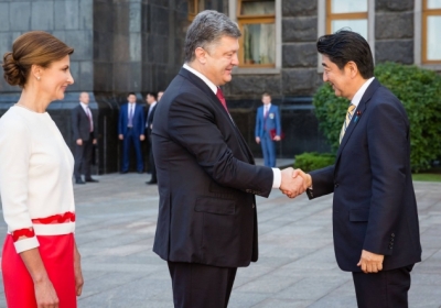 Порошенко встретился с премьером Японии