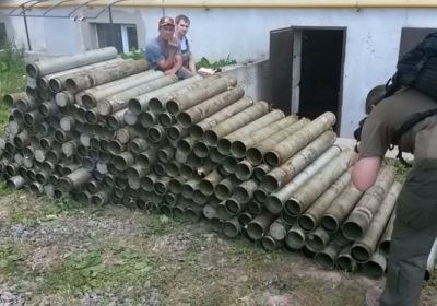 У підвалі багатоповерхівки під Києвом активісти знайшли склад деталей до боєкомплекту РСЗВ 