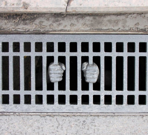 Российский художник превратил канализационную решетку напротив Кремля на тюремную