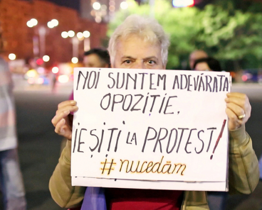 Румыны на митингах требуют отставки руководства парламента