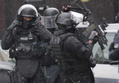 Підозрювані у теракті в Парижі забарикадувалися у будинку на півночі Франції