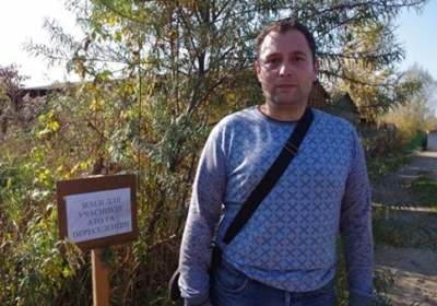 Рустем Еміралієв і пам’ятний знак. Фото Кутузової Таїсії