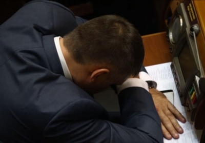 Юрій Мірошниченко спав на першому засіданні нової Ради, - відео