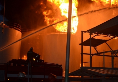 Пожар на нефтебазе под Киевом продолжается: пострадали 5 человек