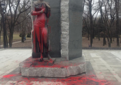 В Киеве вандалы облили краской новый памятник Елене Телиге - ФОТО