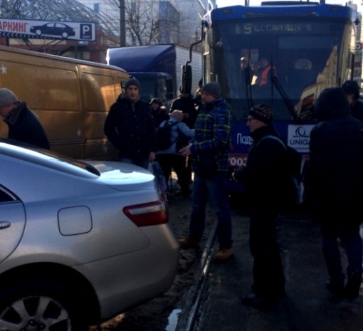 Пасажири одеського трамваю власноруч прибрали з рейок авто, яке заблокувало шлях, – ФОТО