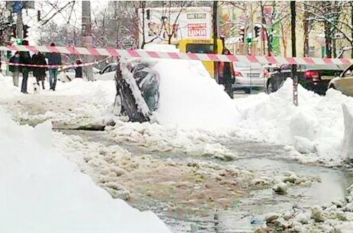 В Киеве припаркованный автомобиль провалился под землю, - ФОТО