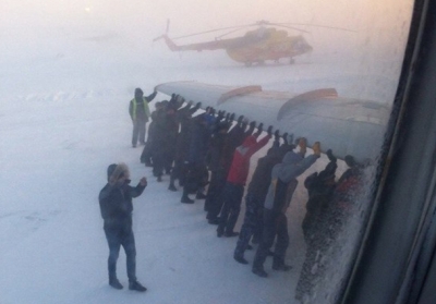 Хочешь лететь - толкай: российский авиалайнер Ту-134 перед полетом пассажиры толкали
