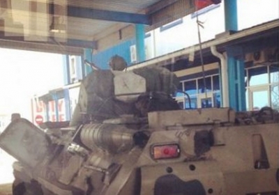 Российский пограничник распространил фото, как российские танки пересекают границу в пункте 