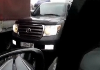 У Києві депутатський джип виїхав на зустрічну і спровокував ДТП (відео)