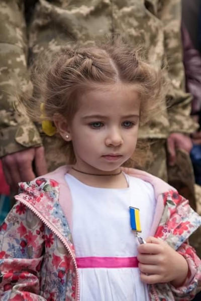 Юная кировоградка Саша Матвиенко с медалью своего папы, погибшего на фронте