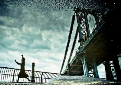 Осіннє віддзеркалення Нью-Йорка: мегаполіс у калюжах
