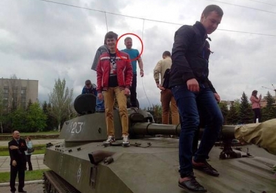 Піп УПЦ МП фотографувався з технікою терористів після того, як відслужив літургію на честь Дня Перемоги
