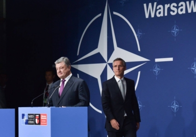Україна поки не порушуватиме питання вступу до НАТО, - Порошенко
