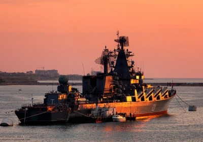 Великий десантний корабель у бухті Козача вивантажив 21 Камаз та 400 окупантів