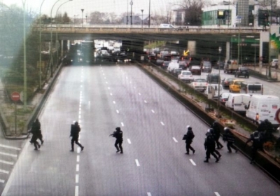 Поліція Франції опублікувала фото осіб, яких підозрюють у вбивстві жінки-поліцейського